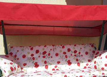 Tetto a dondolo Hollywood 130x220 cm nel colore Uni-Living Red con set di sedili per altalena abbinati 170x50x8 cm nel colore papavero